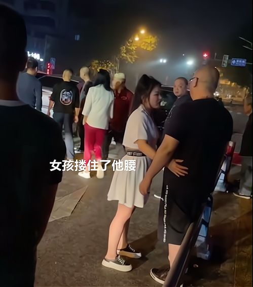 廣西女子撞車(chē)后使出 美人計(jì) ,央求司機(jī)私了, 上來(lái)就摟腰